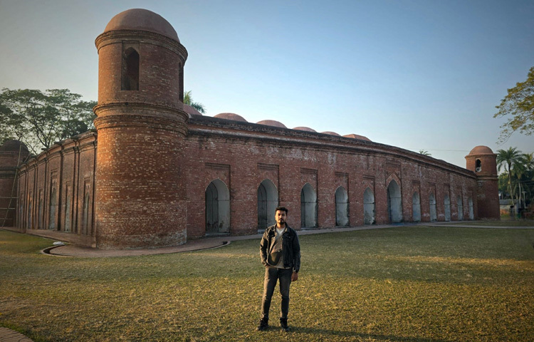 ষাট গম্বুজ নাম শুনে অনেকেই ভাবেন মসজিদের ষাটটি গম্বুজ আছে। প্রকৃতপক্ষে গম্বুজের সংখ্যা ৮১টি। এর মধ্যে চার কোণায় চারটি অর্ধগোলাকৃতি গম্বুজ এবং মাঝের ছাদজুড়ে ৭৭টি গম্বুজ।