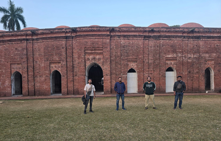 স্থাপত্যশৈলীতে মসজিদটি মুগ্ধ করে প্রথম দর্শনেই। ১৬০ ফুট লম্বা ও ১০৪ ফুট চওড়া আয়তাকার ভবনটি ঘেরা মোটা দেওয়ালে। প্রায় ৮.৫ ফুট পুরু এই দেওয়াল যেন যুদ্ধকালীন প্রতিরক্ষা বেষ্টনীর মতো শক্ত আর নিঃসন্দেহ।