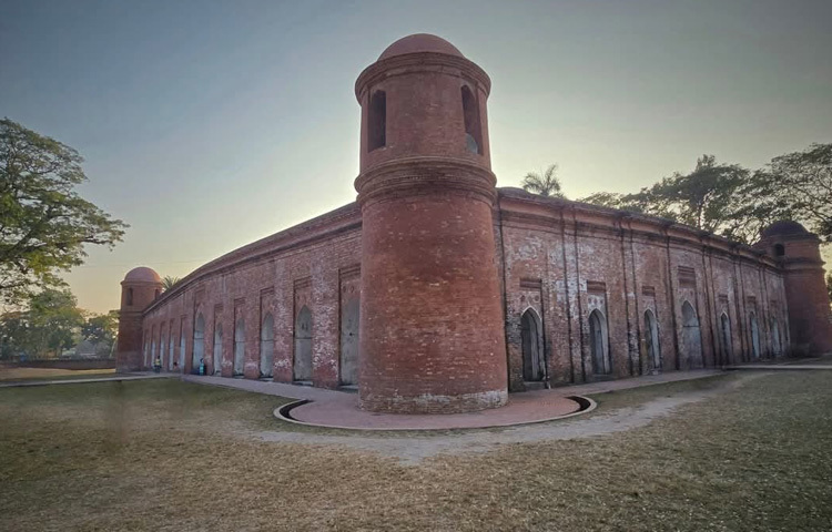 এটি একটি জীবন্ত ইতিহাস, অপার্থিব গাথা। যেখানে ইট, পাথর আর নকশায় মিশে আছে সময়, সাধনা আর স্বপ্নের অনুপম কাব্য।