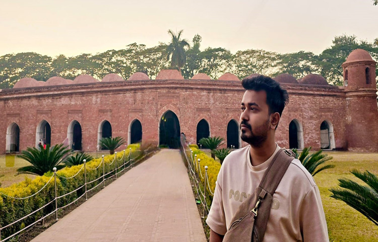 বাগেরহাটের এই মসজিদ শুধু স্থাপত্যের নিদর্শন নয়, যেন একটি মহাকাব্য। যেখানে প্রতিটি স্তম্ভ, গম্বুজ একেকটি চরিত্র, যা বলে দেয় এক মহান মানুষের স্বপ্ন বাস্তবায়নের গল্প।