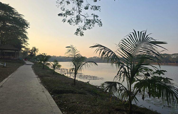 মসজিদের পাশেই আছে খান জাহান আলীর সমাধি। যার পাশে একটি বিশাল দিঘি।