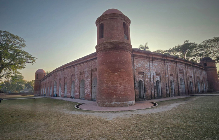 স্কুলপড়ুয়া শিশুদের চোখে এটি রূপকথার দুর্গ; গবেষকদের কাছে এটি সময়ের সংস্কৃতি ও কৌশলের অমূল্য দলিল।