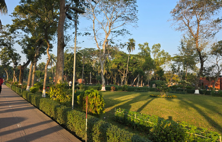 মেহগনি কাঠের দরজা, খিলানযুক্ত জানালা আর ঠান্ডা মেঝে ছুঁয়ে মনে হয় এক রহস্যময় শান্তির আলিঙ্গনে ঢুকে পড়েছে শরীর।