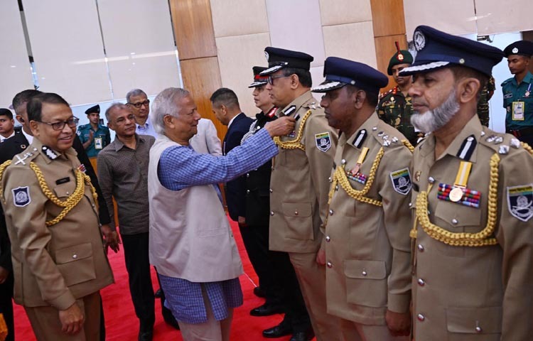 অন্তর্বর্তী সরকারের প্রধান উপদেষ্টা প্রফেসর মুহাম্মদ ইউনূস আজ ঢাকায় রাজারবাগ পুলিশ লাইন্সে ‘পুলিশ সপ্তাহ ২০২৫’ উপলক্ষে আয়োজিত অনুষ্ঠানে পুলিশ সদস্যদের পদক প্রদান করেন। ছবি: পিআইডি