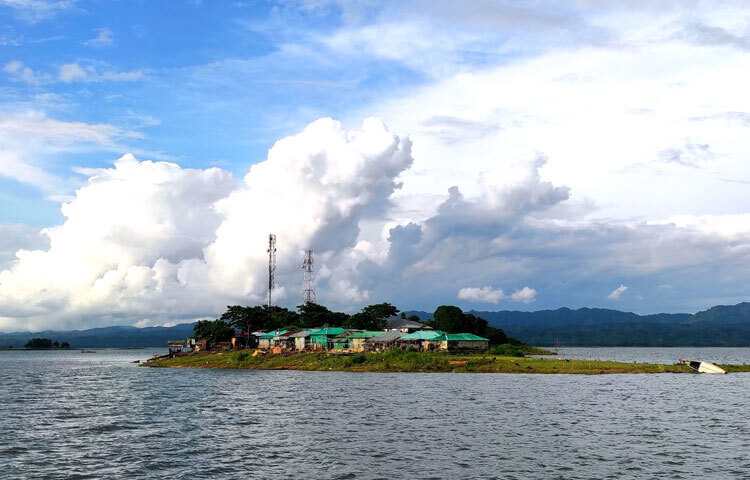 দ্বীপের চারপাশে শুধু জল আর জল। শহরের কোলাহল নেই, নেই যান্ত্রিক জীবনের ব্যস্ততা। চারপাশে পাখির ডাক আর হ্রদের কলকল ধ্বনি মিলেমিশে তৈরি করে অনন্য পরিবেশ।