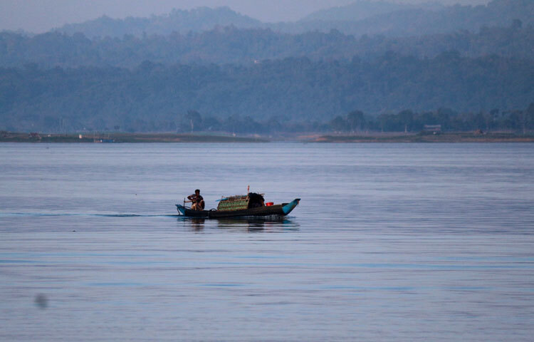 কাট্টলী দ্বীপে পৌঁছাতে হয় নৌকা বা ট্রলারযোগে। রাঙ্গামাটি শহরের রিজার্ভ বাজার থেকে লংগদুর উদ্দেশ্যে ছেড়ে যাওয়া লঞ্চযোগে যেতে পারেন এখানে। এ ছাড়া ট্রলার ভাড়া করেও ঘুরে আসতে পারবেন কাট্টলী দ্বীপ।