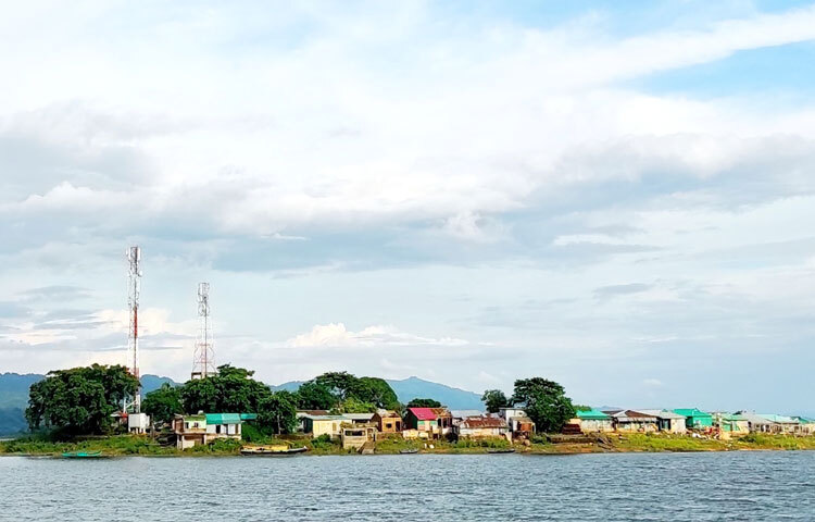 হ্রদের বুক চিরে চলতে চলতে দুপাশে বিস্তৃত পাহাড়, মাঝখানে শান্ত ঢেউ যেন প্রকৃতির আঁকা জীবন্ত ছবি। ভ্রমণকারীদের চোখে হঠাৎ করেই ধরা দেয় সবুজে মোড়ানো দ্বীপটি।