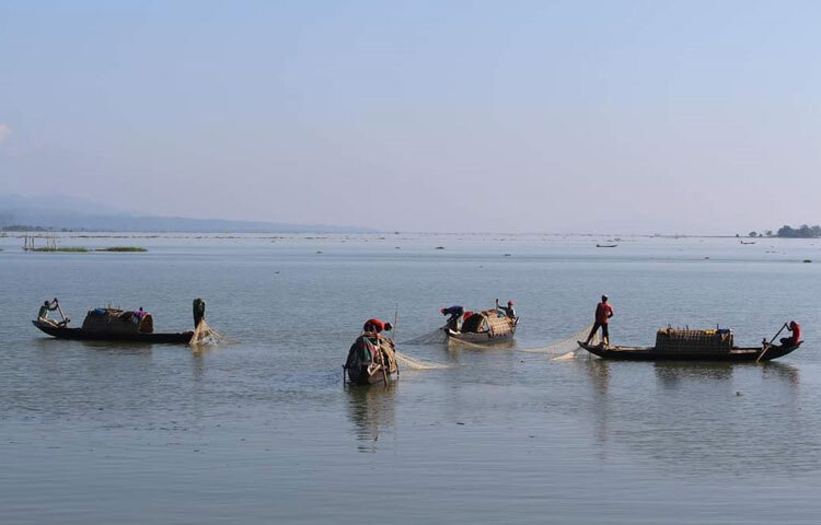 শীতকালে পর্যটকদের ভিড় সবচেয়ে বেশি হয়। তবে বর্ষায় দ্বীপের সৌন্দর্য অন্য মাত্রা পায়। হ্রদের পানি বেড়ে গেলে দ্বীপ ঘিরে থাকে স্রোতের ধারা, চারপাশে সবুজ আরও গাঢ় হয়ে ওঠে। সূর্যাস্তের সময় দ্বীপ থেকে দেখা পাহাড়ের বুকে লালচে আভা যেন ছবির মতো লাগে। শীতে পরিযায়ী পাখিদের দলবেঁধে ওড়াউড়ি অনন্য দৃশ্যপট তৈরি করে।