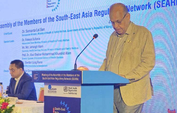 ঢাকায় হোটেল ইন্টারকন্টিনেন্টালে সাউথ ইস্ট এশিয়া রেগুলেটরি নেটওয়ার্কের সদস্য রাষ্ট্রসমূহের বার্ষিক সভায় প্রধান অতিথির বক্তৃতা করেন স্বাস্থ্য ও পরিবার কল্যাণ মন্ত্রী ডা. সামন্ত লাল সেন। ছবি: পিআইডি