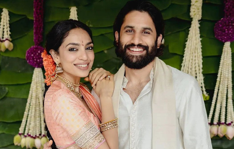 শোভিতা ধুলিপালার ব্যক্তিগত জীবন নিয়ে বহুদিন ধরেই বলিপাড়ায় গুঞ্জন ছিল। বিশেষ করে দক্ষিণি সুপারস্টার নাগা চৈতন্যর সঙ্গে তার সম্পর্ক নিয়ে নানা জল্পনা-কল্পনার শেষ ছিল না। তবে সব জল্পনার অবসান ঘটিয়ে, ধুমধাম করে বিবাহবন্ধনে আবদ্ধ হয়েছেন এই জুটি।