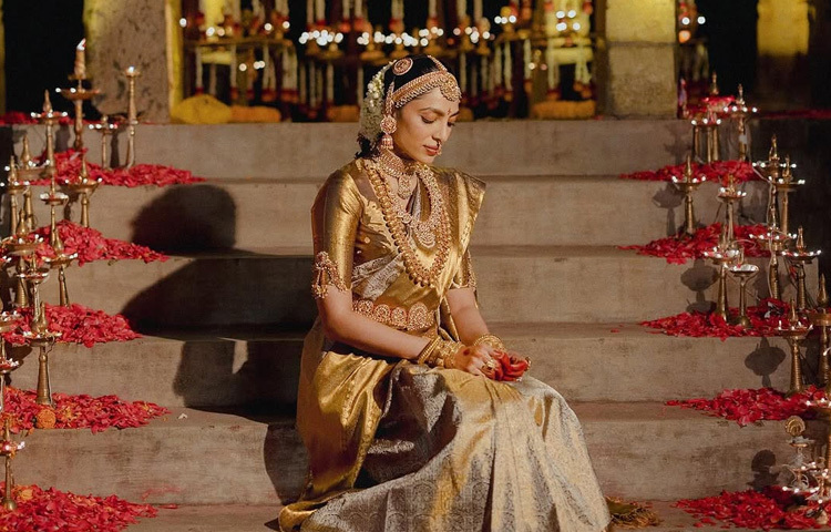 সোশ্যাল মিডিয়ায় তার প্রতিটি ফটোশ্যুট, ক্যাজুয়াল ছবি কিংবা স্টেটমেন্ট ভক্তদের মধ্যে সৃষ্টি করে চর্চা। মিনিমালিজম আর ক্লাসিক স্টাইলের অনন্য মিশ্রণ তার ফ্যাশনের অন্যতম বৈশিষ্ট্য।