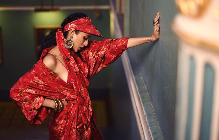 শোভিতা ধুলিপালা শুধুই একজন অভিনেত্রী নন, বরং একজন স্টাইল আইকনও। রেড কার্পেট থেকে ক্যাজুয়াল ফ্যাশন; সবখানেই তার লুক থাকে পরিপাটি ও এলিগ্যান্ট।