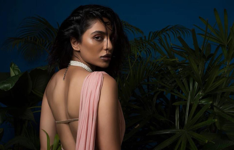 ২০১৩ সালে ‘ফেমিনা মিস ইন্ডিয়া সাউথ’ প্রতিযোগিতায় তিনি বিজয়ী হন। একই বছর ‘ফেমিনা মিস ইন্ডিয়া’ প্রতিযোগিতায় অংশ নিয়ে তিনি ‘মিস আর্থ ইন্ডিয়া’ খেতাব অর্জন করেন। আন্তর্জাতিকভাবে তিনি ফিলিপাইনে অনুষ্ঠিত ‘মিস আর্থ ২০১৩’ প্রতিযোগিতায় ভারতের প্রতিনিধিত্ব করেন।