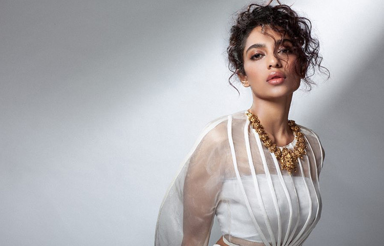 এই প্ল্যাটফর্মই তাকে নতুন সম্ভাবনার দরজা খুলে দেয় শোভিতা উঠে আসেন আলোচনায়।