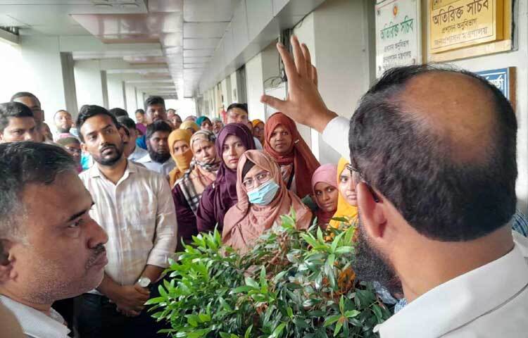 পদোন্নতির দাবিতে সচিবালয়ে বিক্ষোভ করছেন জনপ্রশাসন মন্ত্রণালয়ের কর্মচারীরা। ছবি: মাসুদ রানা