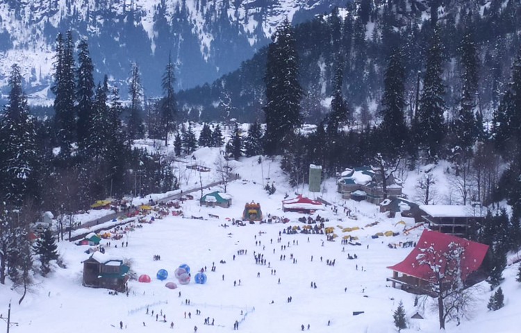 আর মানালির সবচেয়ে আকর্ষণীয় জায়গা সোলাং ভ্যালি। ‘দি এডভেঞ্চার ভ্যালি’ নামেও পরিচিত এই বরফের রাজ্যে। ছবি: সাইফুল উদ্দিন