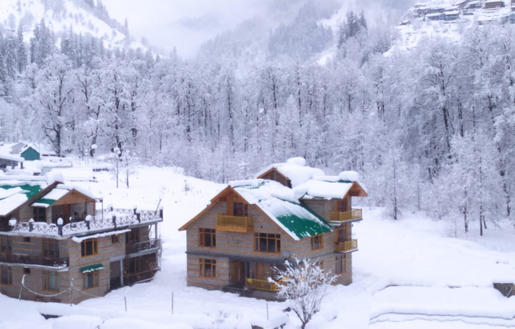 চারপাশে উঁচু পাহাড় আর মাঝে উপত্যকা। ছবি: সাইফুল উদ্দিন