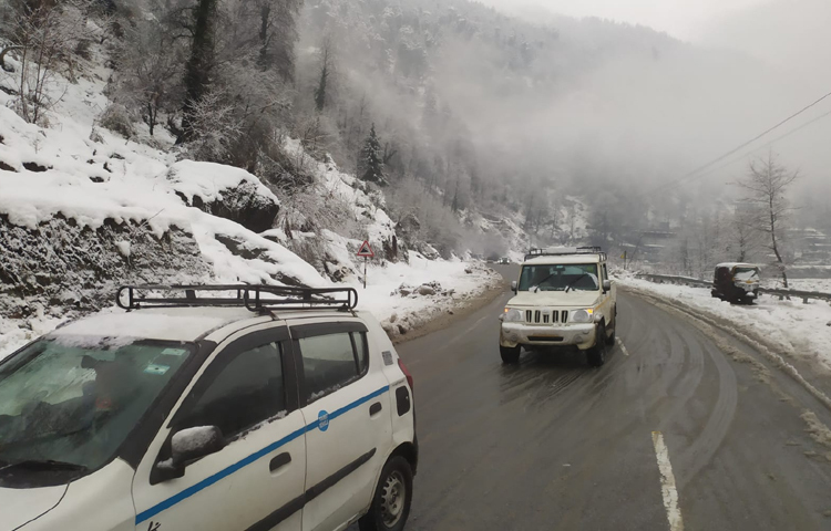 সোলাং গ্রাম ও বিয়াস কুণ্ডর মাঝে সোলাং ভ্যালি। বর্ষায় বা শরতে সবুজ সোলাং। শীতে বরফ-সাদা। ছবি: সাইফুল উদ্দিন