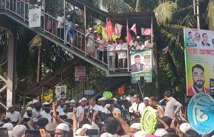 মৎস্যভবন মোড়ে ছোট্ট মঞ্চ বানিয়ে চলছে বক্তব্য। তাদের কণ্ঠে বারবার ফিরে আসছে গণভোটের দাবি-যেন এই শব্দ দুটি এখন শহরের নতুন স্লোগান হয়ে উঠেছে।