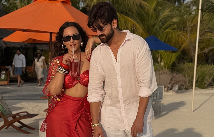 সোনাক্ষীর ঝুলিতে রয়েছে ফিল্মফেয়ার, জি সিনে, আইফা, স্ক্রিন অ্যাওয়ার্ডস সহ অসংখ্য পুরস্কার। শুধু মূলধারার সিনেমা নয়, তিনি ওটিটি প্ল্যাটফর্মেও নিজেকে প্রতিষ্ঠিত করেছেন।