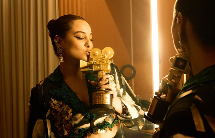 তার অনবদ্য অভিনয়ের জন্য তিনি জিতে নেন ফিল্মফেয়ার ওটিটি অ্যাওয়ার্ডস।