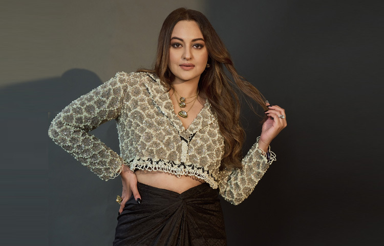 ২০১০ সালে সালমান খানের বিপরীতে ‘দাবাং’ ছবির মাধ্যমে সোনাক্ষীর বলিউড অভিষেক হয়েছিল। প্রথম ছবিতেই তিনি পান ফিল্মফেয়ার শ্রেষ্ঠ নবাগত অভিনেত্রীর পুরস্কার। দর্শক-সমালোচক উভয়ের কাছ থেকেই প্রশংসা পান তিনি।