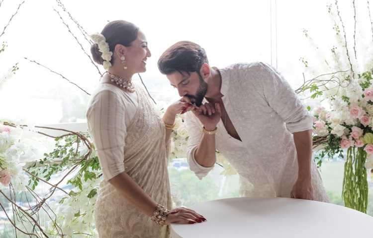 দীর্ঘদিনের প্রেমিক অভিনেতা জহির ইকবালের সঙ্গে ২০২৪ সালে বিবাহবন্ধনে আবদ্ধ হন সোনাক্ষী।