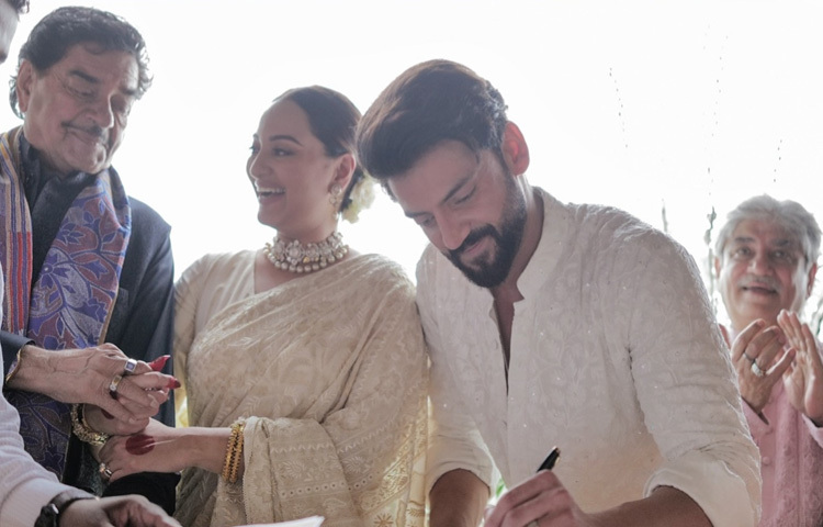 পরিবার ও ঘনিষ্ঠজনদের উপস্থিতিতে মুম্বাইয়ে সম্পন্ন হয় তাদের বিয়ের অনুষ্ঠান।