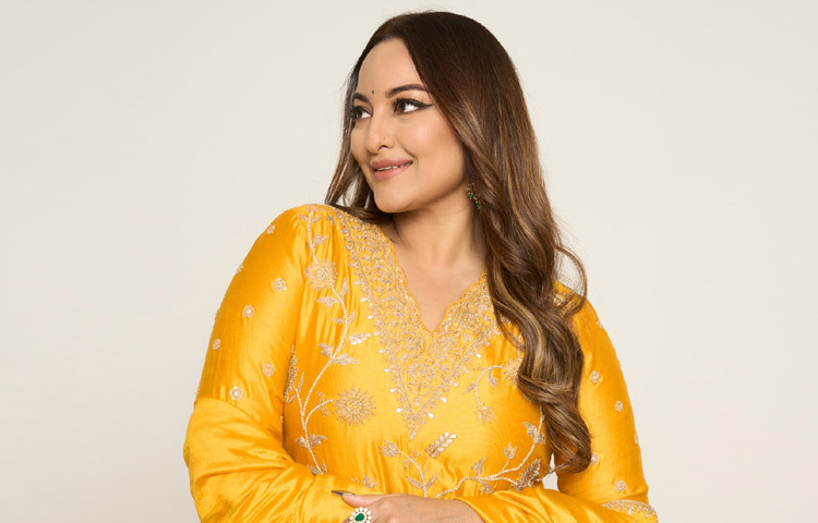 ১৯৮৭ সালের এই দিনে বিহারের পাটনায় তার জন্ম। তিনি জনপ্রিয় অভিনেতা ও রাজনীতিবিদ শত্রুঘ্ন সিনহা এবং পূনম সিনহার মেয়ে। তার দুই ভাই, লভ ও কুশ সিনহা চলচ্চিত্র ও রাজনীতির সঙ্গে যুক্ত।