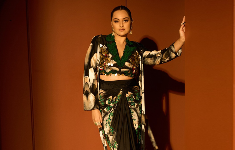 তিনি ফ্যাশন ডিজাইন নিয়ে পড়াশোনা করেছিলেন মুম্বাইয়ের শ্রিমতি নাথিবাই দামোদার ঠাকরসে উইমেন্স ইউনিভার্সিটি থেকে। ডিজাইনার সোনাক্ষীই একসময় হয়ে উঠলেন অভিনেত্রী।