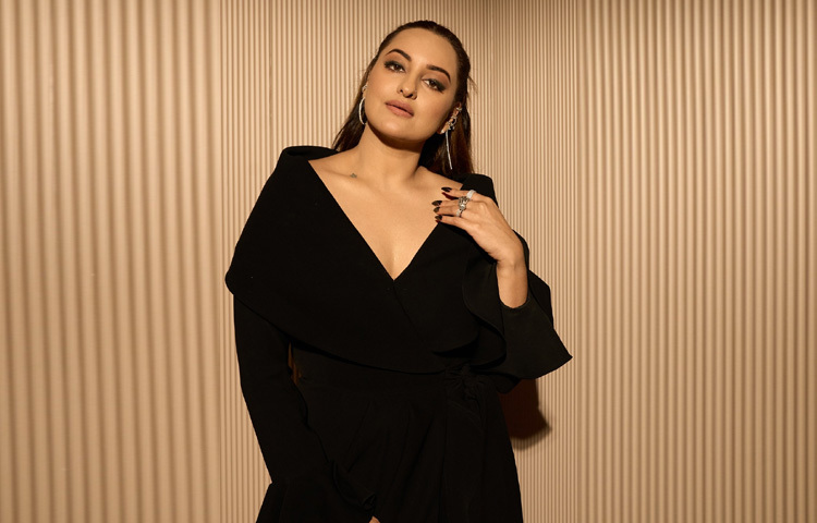 সিনেমার পাশাপাশি সোনাক্ষী নিজেকে নতুন মাধ্যমে প্রমাণ করেছেন। ২০২৩ সালে অ্যামাজন প্রাইম ভিডিও-র ‘দাহাড়’ সিরিজে এক পুলিশ অফিসারের চরিত্রে অভিনয় করে তিনি সমালোচকদের মন জয় করেন।