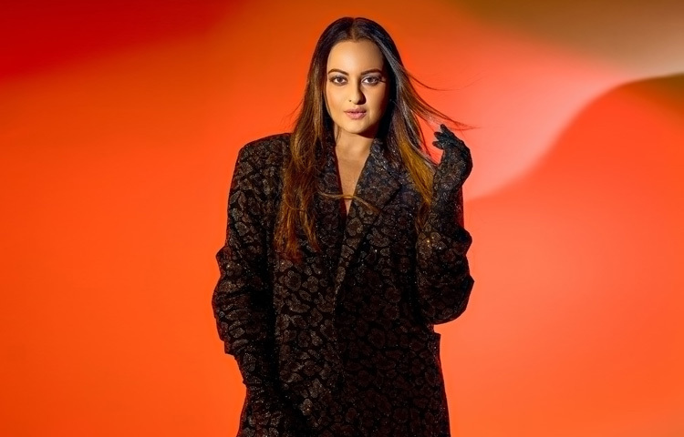 এরপর একে একে অভিনয় করেছেন ‘রাউডি রাঠোর’, ‘জোকার’, ‘সন অফ সর্দার’, ‘দাবাং ২’, ‘হলিডে’, ‘অক্ষয় কুমার’-এর সঙ্গে ‘মিশন মঙ্গল’-এ। তবে তার ক্যারিয়ারের মোড় ঘুরিয়ে দেয় ২০১৩ সালের ছবি ‘লুটেরা’। এই ছবিতে অভিনয় করে তিনি বুঝিয়ে দেন, তিনি শুধু মসলা ছবির নায়িকা নন, গভীর চরিত্রেও পারদর্শী।