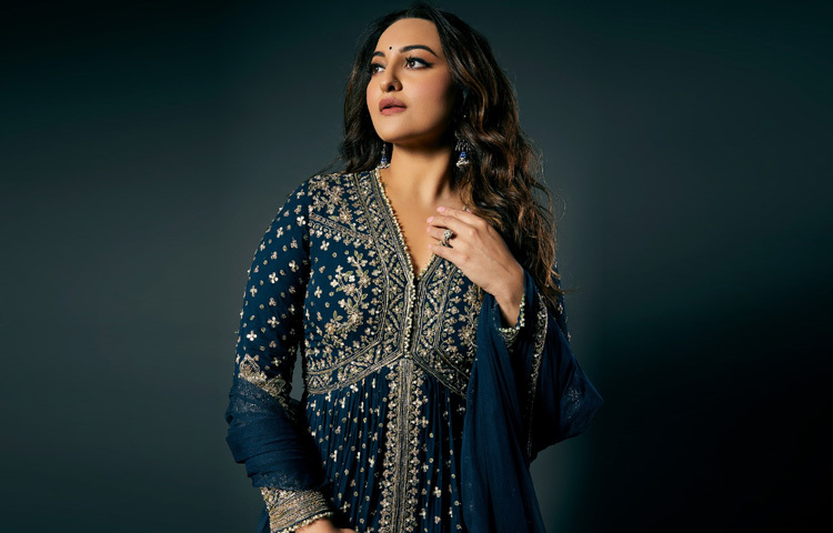 অভিনয় জগতে পা রাখার আগে সোনাক্ষী কস্টিউম ডিজাইনার হিসেবে কাজ করেছেন।