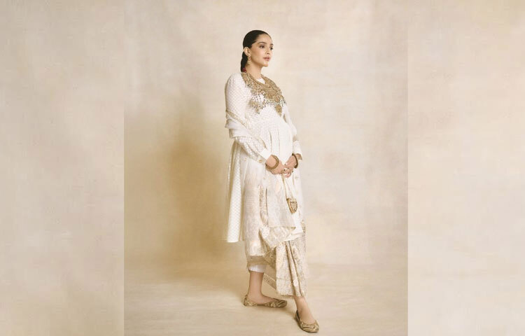 নিজের বেবি বাম্পের ছবি শেয়ার করে সোনম ক্যাপশনে লিখেছেন, ‘মাতৃত্ব একটি অসাধারণ যাত্রা’।