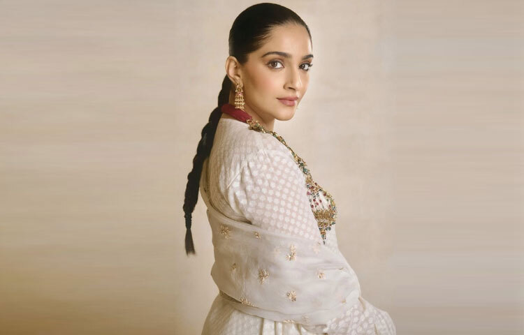 সোনালি জুয়েলারির ভারী নকশা লুকটিকে উপলব্ধির গভীরতা দিয়েছে। গলার হার, চুড়ি, দুল সবই যেন সাজের একেকটি স্তম্ভ। এগুলো শুধুই অ্যাকসেসরি নয়; এগুলো এই নারীর অবস্থান ও ব্যক্তিত্বের প্রতিচ্ছবি।