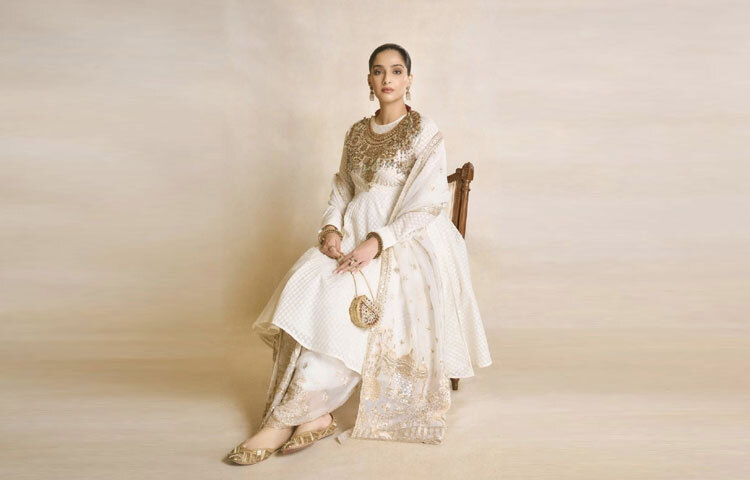 গর্ভাবস্থার সৌন্দর্য যখন সোনম কাপুরের মতো তারকার হাতে পৌঁছায়, তখন তা হয়ে ওঠে অনুপ্রেরণা। তার এই রাজকীয়, সাদা-সোনালি লুক শুধু ফ্যাশনের জন্যই নয়, বরং মাতৃত্বকে উদযাপনের জন্যও অনন্য এক উদাহরণ।