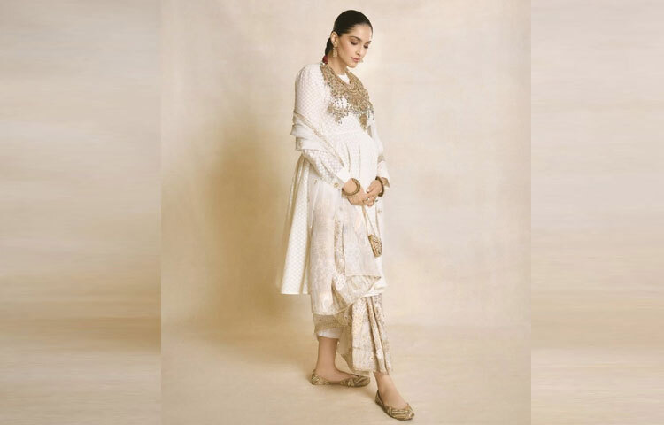 গর্ভাবস্থায় আরামই প্রধান, তবে আভিজাত্য তার সঙ্গে যুক্ত হলে তা হয়ে ওঠে আরও অনন্য। ছবিতে দেখা যাচ্ছে, ঢিলেঢালা, আরামদায়ক সিলুয়েট-যা একজন হবু মায়ের জন্য যেমন উপযুক্ত, তেমনি চোখে লাগে দৃষ্টিনন্দন।