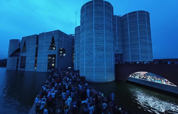 সংসদ ভবনে জনতার স্রোত। ছবি: মাহবুব আলম