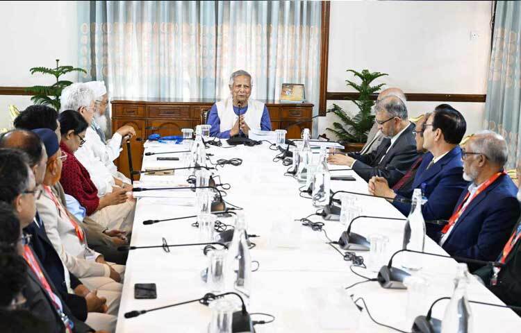 রাষ্ট্রীয় অতিথি ভবন যমুনায় প্রধান উপদেষ্টা অধ্যাপক মুহাম্মদ ইউনূসের কাছে পূর্ণাঙ্গ প্রতিবেদন জমা দিয়েছেন ছয় সংস্কার কমিশন প্রধান।