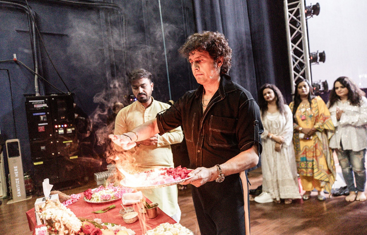 ‘সন্দেশে আতে হ্যায়’, ‘অভি মুঝ মে কহি’, ‘সুরজ হুয়া মাধম’ কিংবা ‘সাথিয়া’ প্রতিটি গান যেন তার সুরে বেঁধে রেখেছে সময়কে। কিন্তু ‘কাল হো না হো’ দিয়ে তিনি যা করেছেন, তা যেন কোনো এক অদৃশ্য আবেগের ছোঁয়ায় হয়ে উঠেছে কালজয়ী।