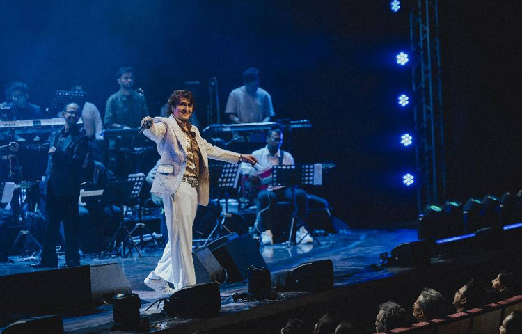 সুর আর সাধনায় কাটিয়ে দেওয়া সেই শৈশব একসময় জন্ম দেয় বলিউডের অন্যতম জনপ্রিয় প্লেব্যাক কণ্ঠশিল্পীকে।