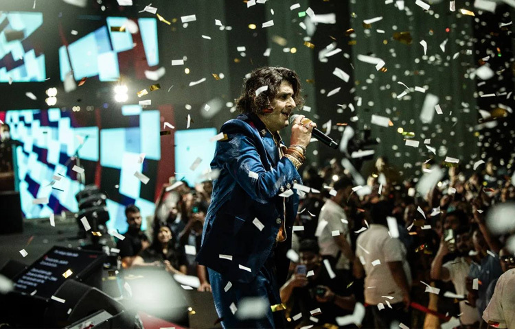 কিন্তু এই সবকিছুর মধ্যেও ‘কাল হো না হো’ যেন হয়ে উঠেছে তার কণ্ঠের প্রতীক। এই গান তার শিল্পীসত্তার প্রতিচ্ছবি, যেটি আজীবন মনে থাকবে সঙ্গীতপ্রেমীদের।