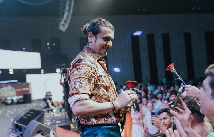 এই গান যেন আমাদের শিখিয়ে দেয় ভালোবাসো আজকেই, জানিয়ে দাও অনুভব, কারণ আগামীকাল হয়তো আসবেই না। আর এই জীবনবোধ তিনি নিজের কণ্ঠে এমনভাবে তুলে ধরেছেন, যে গানটা হয়ে উঠেছে মানুষের আত্মার প্রতিধ্বনি। আজও যখন গানটি কোথাও বাজে, মনে হয় যেন সময় থেমে যায়।