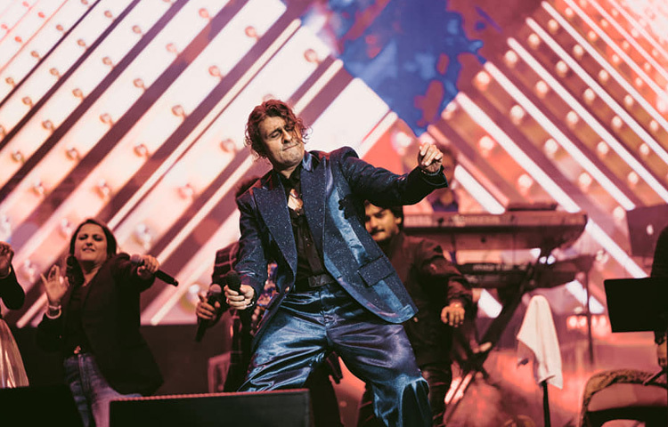 সোনু নিগমের প্লেব্যাক কেরিয়ার অনেক বৈচিত্র্যপূর্ণ। তিনি শুধু রোমান্টিক গানেই নয়, ভক্তিমূলক সংগীত, পাঞ্জাবি, বাংলা, তামিল, তেলেগু-প্রতিটি ভাষা ও ঘরানায় রেখেছেন নিজের ছাপ। তার কণ্ঠে ‘অভি মুঝ মে কহি’ যেন নিঃশব্দে বয়ে আনে এক আশ্চর্য নীরবতা, আবার ‘ম্যায় আগার কহুঁ’ হয়ে ওঠে ভালোবাসার বিনয়ী কবিতা।