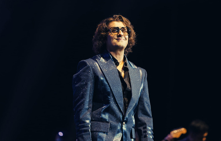 ২০০৩ সালে মুক্তি পাওয়া ‘কাল হো না হো’ সিনেমার টাইটেল ট্র্যাকটি শুনে চোখ ভিজেনি, এমন শ্রোতা বিরল। জাভেদ আখতারের লেখা কথাগুলোর মধ্যে যে দর্শন, প্রীতমের সুরে যে আবেশ, তার চেয়েও বেশি যেটি মন ছুঁয়েছিল-তা হলো সোনু নিগমের গলায় সেই অতল বেদনার বহিঃপ্রকাশ।