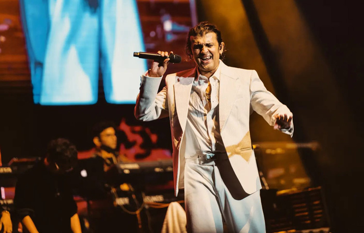 তারপর সোনু তার বাবার সঙ্গে বিভিন্ন অনুষ্ঠানে গান গাওয়া শুরু করেন। এরপরই মাত্র ১৯ বছর বয়সে বলিউডে গান গাওয়ার জন্য সোনু তার বাবার হাত ধরে মুম্বই শহরে চলে আসেন। তিনি বিখ্যাত ক্লাসিক্যাল শিল্পী ওস্তাদ গোলাম মোস্তফা খানের কাছে সঙ্গীতের তালিম নিয়েছিলেন।