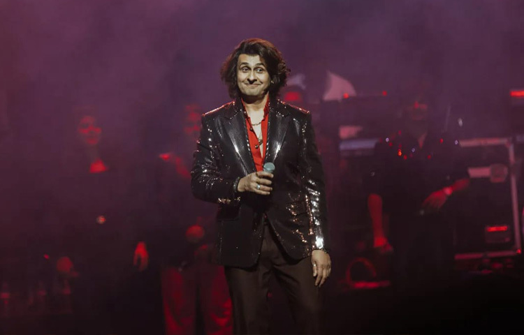 ১৯৭৩ সালের এই দিনে ফরিদাবাদ শহরে এক কায়স্থ পরিবারে তার জন্ম। মাত্র চার বছর বয়সে তার বাবা আগাম কুমার নিগমের সঙ্গে মহম্মদ রফির ‘ক্যা হুয়া তেরে ওয়াদা, ও কসম ও ইরাদা’ গানটি দিয়ে স্টেজে গান গাওয়া শুরু করেছিলেন।