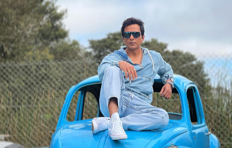 সোনু সুদের অভিনয়জীবন শুরু হয় ১৯৯৯ সালে তামিল সিনেমা দিয়ে। এরপর ধীরে ধীরে বলিউডে নিজেকে প্রতিষ্ঠিত করেন। ‘যোদ্ধা’, ‘আশিক বানায়া আপনে’, ‘সিং ইজ কিং’, ‘দাবাং’ বা ‘আর রাজকুমার’ সব সিনেমাতেই তিনি ছিলেন প্রভাবশালী খলনায়ক। কিন্তু তার অভিনয়ে কখনোই ছিল না অতিরঞ্জন, বরং ছিল চরিত্রের গভীরতা।