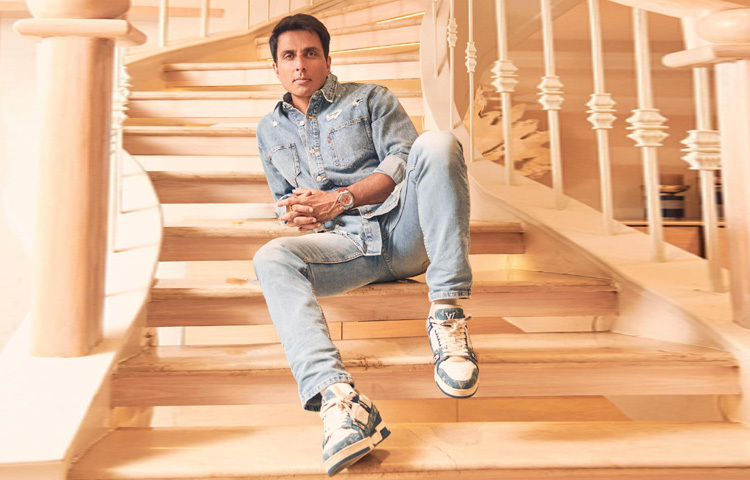 সিনেমায় যখন তাকে দেখা যায় শক্তিশালী খলনায়কের চরিত্রে রাগ, প্রতিশোধ, ক্ষমতার দম্ভে ভরপুর তখন অনেকেই ভাবেন, এই মানুষটির বাস্তব চরিত্র হয়তো কঠিন। কিন্তু বাস্তব জীবন যে ঠিক তার উল্টো চিত্র, তা বোঝা যায় ২০২০ সালের ভয়াল করোনা মহামারিতে।