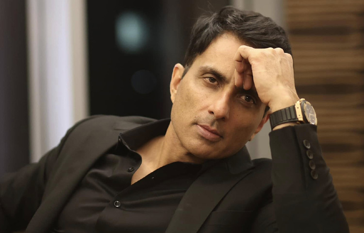 ২০২০ সালের মে মাস থেকে সোনু সুদের মানবিক উদ্যোগ শুরু হয় সামাজিক যোগাযোগমাধ্যমে ভেসে ওঠা অসংখ্য পোস্ট থেকে। কেউ সাহায্য চাইলে তিনি নিজে যোগাযোগ করতেন, নিজেই সমাধান করতেন। তার টিম গড়ে উঠেছিল পুরোটাই সাধারণ মানুষের স্বার্থে।